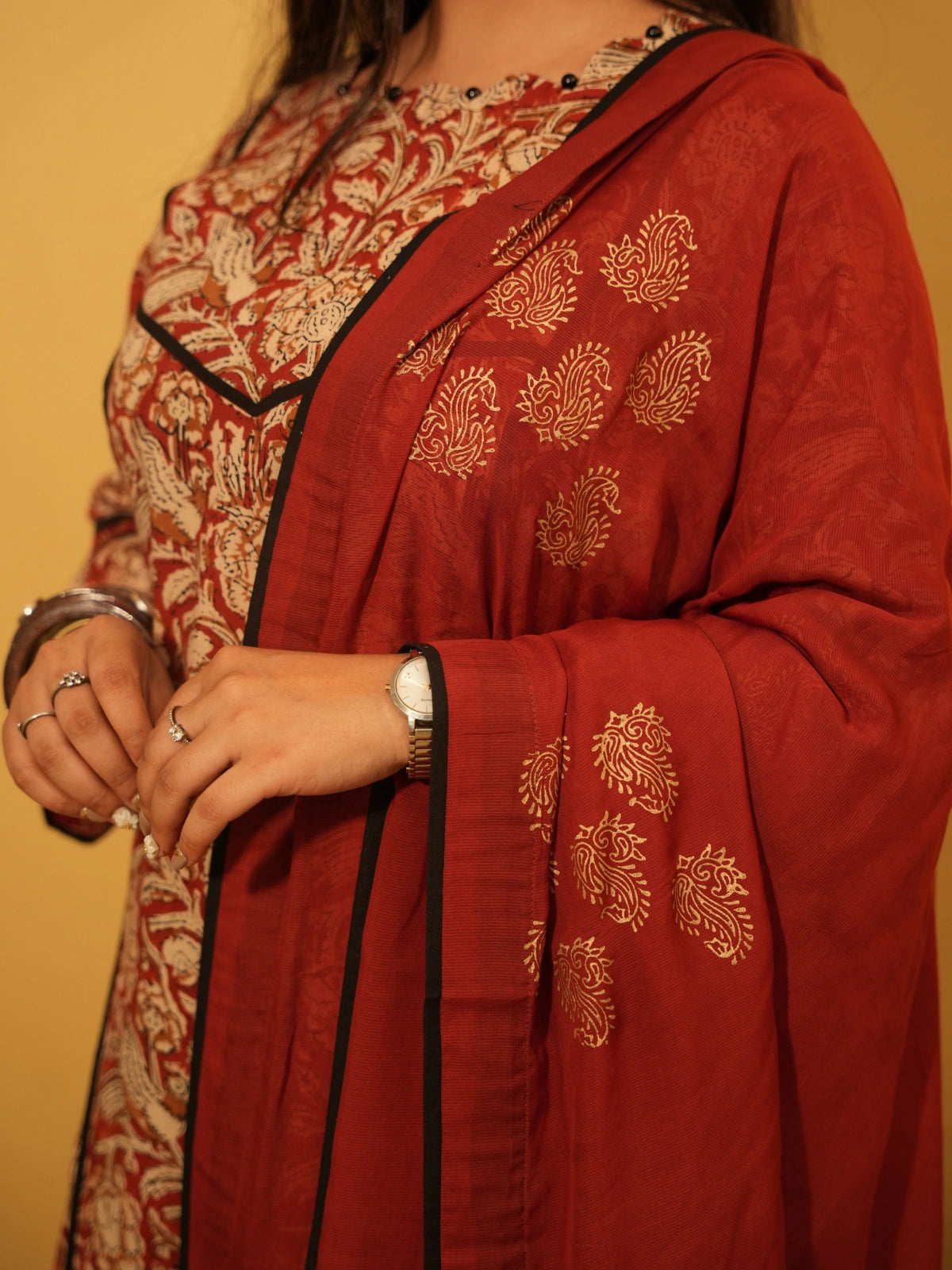 C H O K H I – 𝑆𝑢𝑟𝑘ℎ  Dupatta