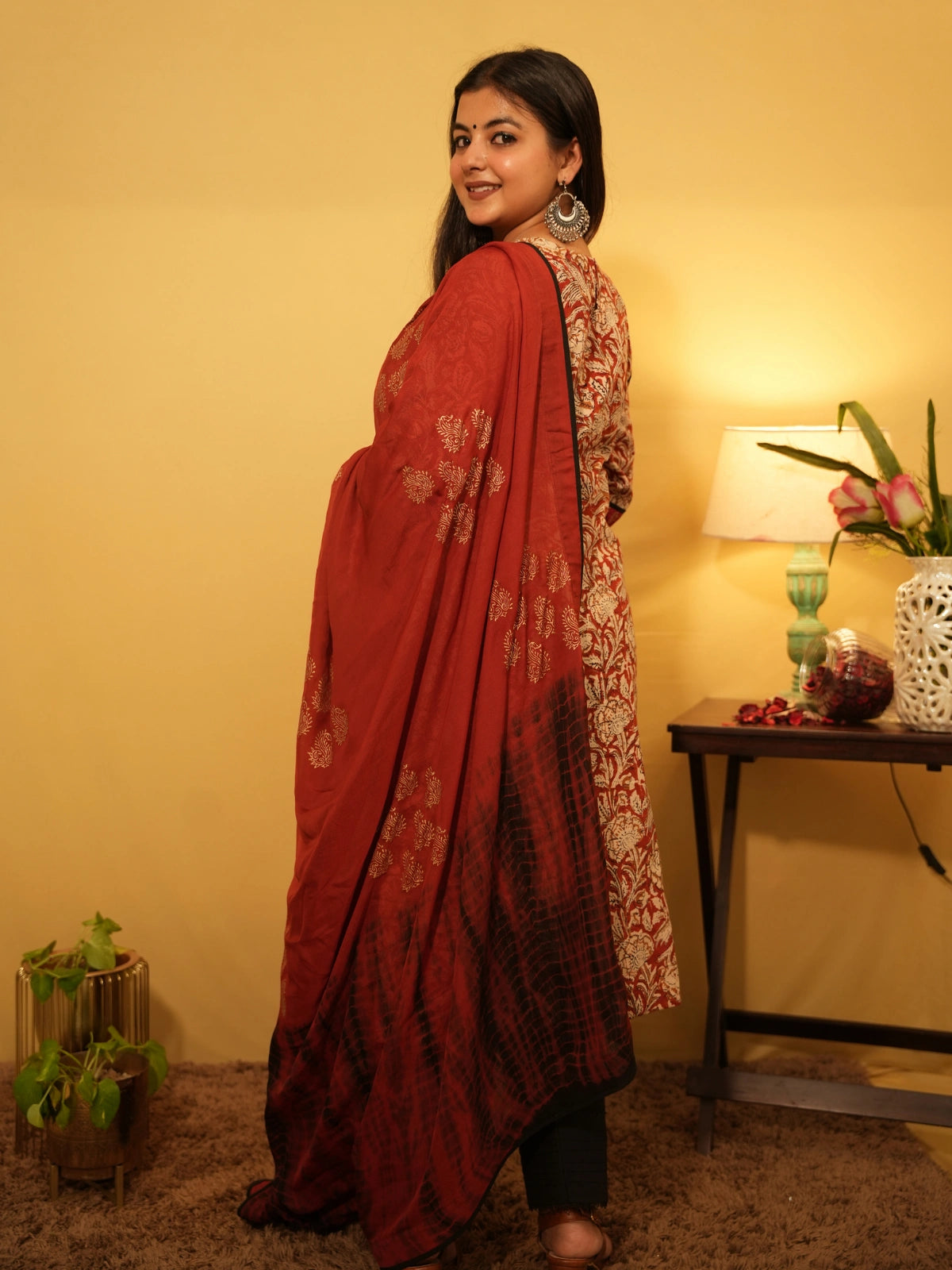 C H O K H I – 𝑆𝑢𝑟𝑘ℎ  Dupatta
