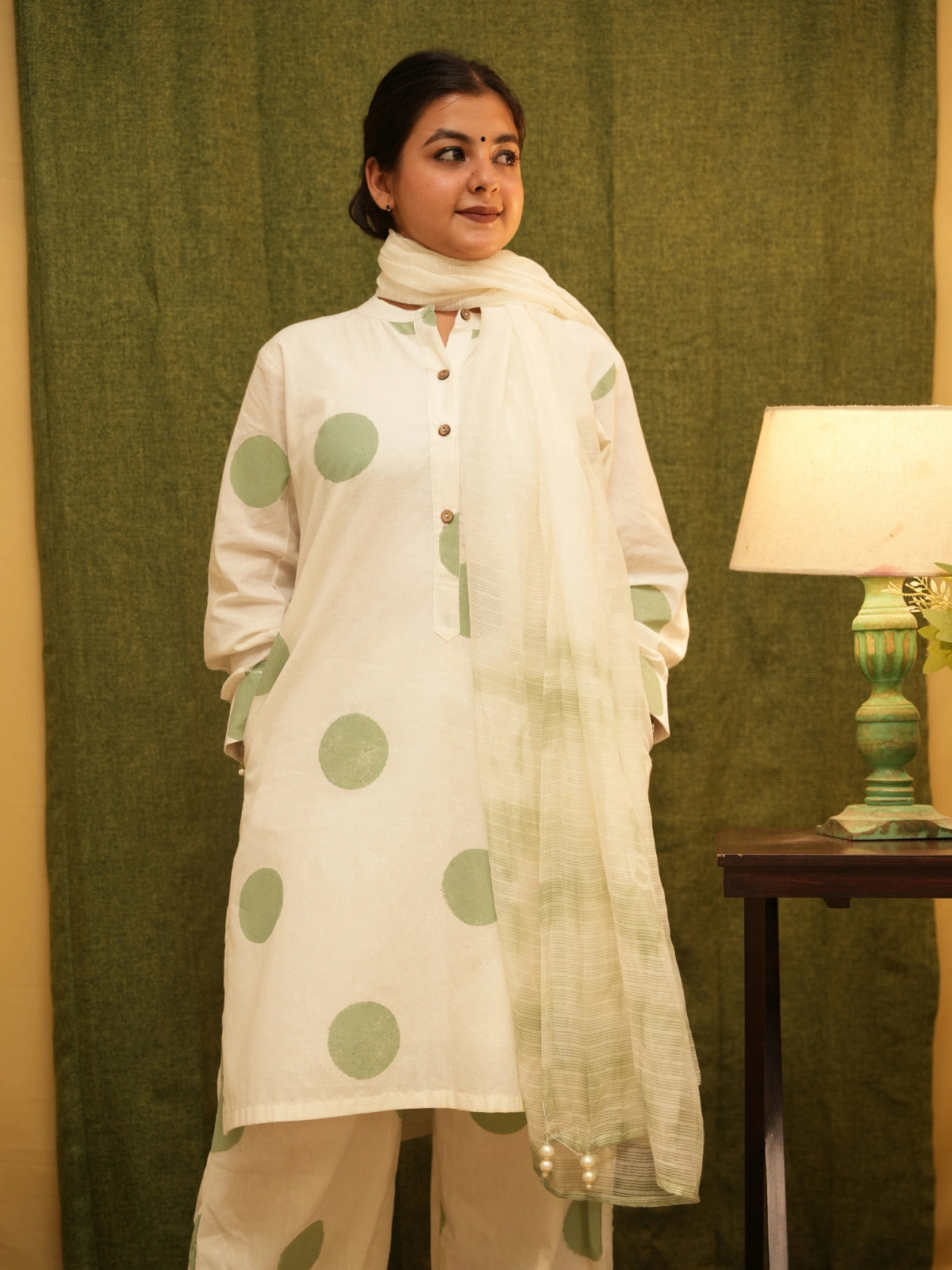 B I N D I – 𝑂𝑓𝑓-𝑊ℎ𝑖𝑡𝑒 Kurta