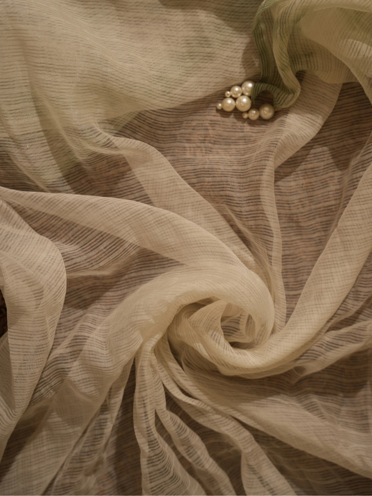 B I N D I – 𝑂𝑓𝑓 𝑊ℎ𝑖𝑡𝑒 Dupatta