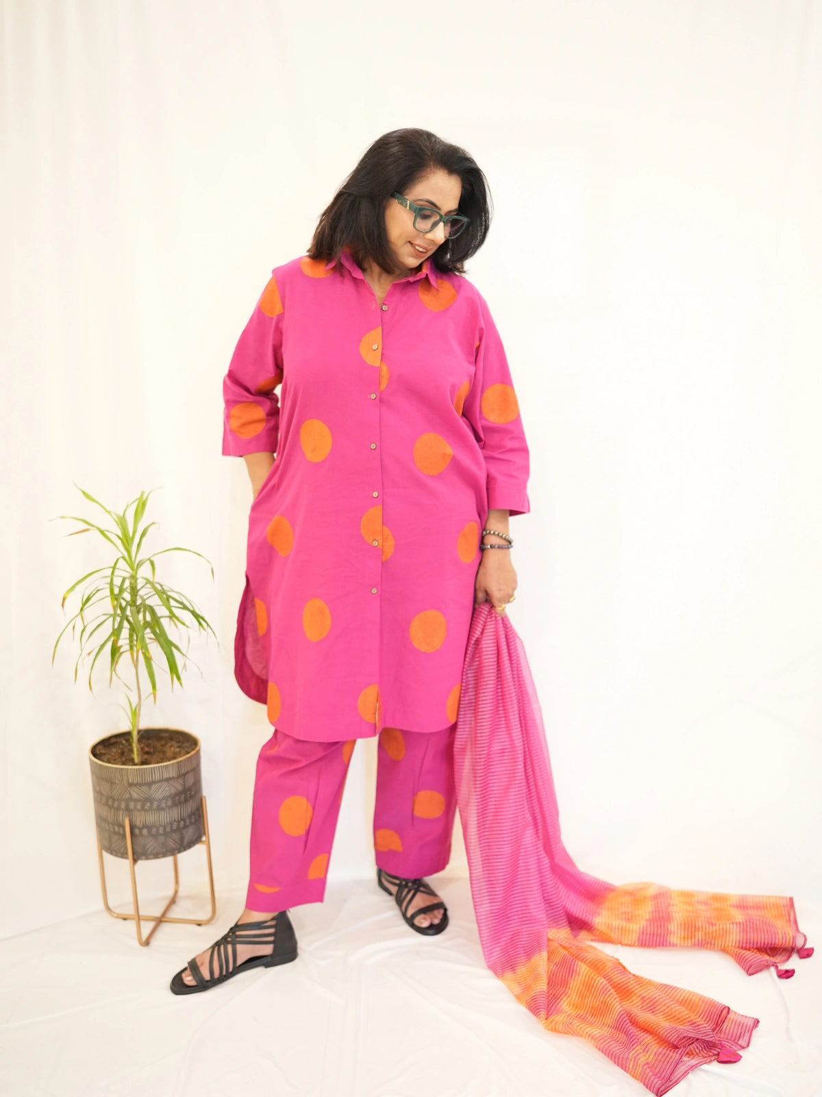 B I N D I – 𝑅𝑎𝑛𝑖 𝑃𝑖𝑛𝑘 Dupatta